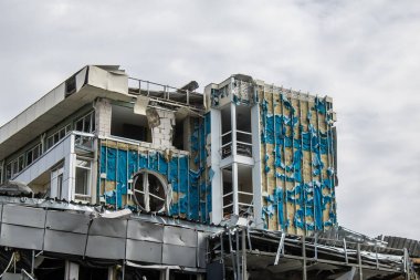 Kharkiv, Ukrayna, 2 Eylül 2024 Rus saldırısından sonra bir alışveriş merkezine. Patlama, cam ve metal parçalarını her yöne uçurdu. Bu da ikincil hasara yol açtı..