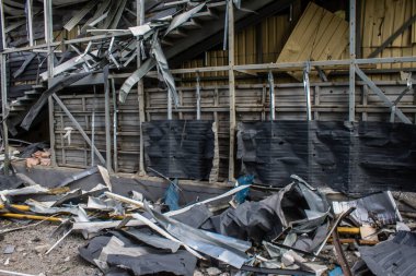 Kharkiv, Ukrayna, 2 Eylül 2024 Rus saldırısından sonra bir alışveriş merkezine. Patlama, cam ve metal parçalarını her yöne uçurdu. Bu da ikincil hasara yol açtı..