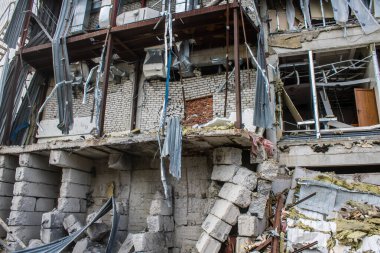 Kharkiv, Ukrayna, 2 Eylül 2024 Rus saldırısından sonra bir alışveriş merkezine. Patlama, cam ve metal parçalarını her yöne uçurdu. Bu da ikincil hasara yol açtı..