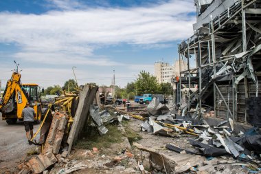 Kharkiv, Ukrayna, 2 Eylül 2024 Rus saldırısından sonra bir alışveriş merkezine. Patlama, cam ve metal parçalarını her yöne uçurdu. Bu da ikincil hasara yol açtı..