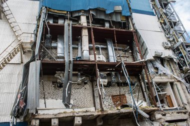 Kharkiv, Ukrayna, 2 Eylül 2024 Rus saldırısından sonra bir alışveriş merkezine. Patlama, cam ve metal parçalarını her yöne uçurdu. Bu da ikincil hasara yol açtı..