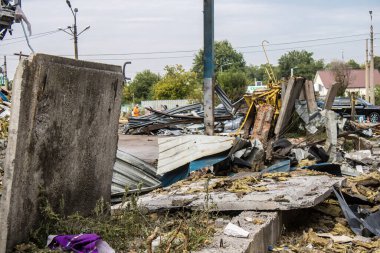 Kharkiv, Ukrayna, 2 Eylül 2024 Rus saldırısından sonra bir alışveriş merkezine. Patlama, cam ve metal parçalarını her yöne uçurdu. Bu da ikincil hasara yol açtı..