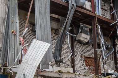 Kharkiv, Ukrayna, 2 Eylül 2024 Rus saldırısından sonra bir alışveriş merkezine. Patlama, cam ve metal parçalarını her yöne uçurdu. Bu da ikincil hasara yol açtı..