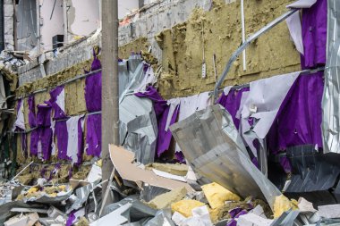 Kharkiv, Ukrayna, 2 Eylül 2024 Rus saldırısından sonra bir alışveriş merkezine. Patlama, cam ve metal parçalarını her yöne uçurdu. Bu da ikincil hasara yol açtı..