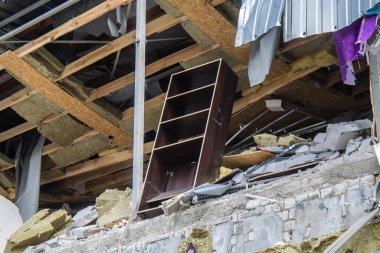 Kharkiv, Ukrayna, 2 Eylül 2024 Rus saldırısından sonra bir alışveriş merkezine. Patlama, cam ve metal parçalarını her yöne uçurdu. Bu da ikincil hasara yol açtı..