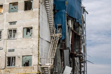 Kharkiv, Ukrayna, 2 Eylül 2024 Rus saldırısından sonra bir alışveriş merkezine. Patlama, cam ve metal parçalarını her yöne uçurdu. Bu da ikincil hasara yol açtı..