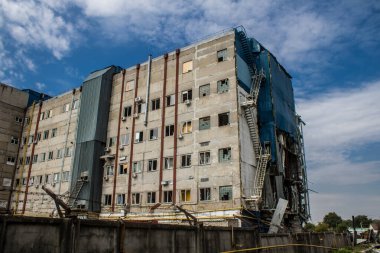 Kharkiv, Ukrayna, 2 Eylül 2024 Rus saldırısından sonra bir alışveriş merkezine. Patlama, cam ve metal parçalarını her yöne uçurdu. Bu da ikincil hasara yol açtı..