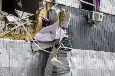 Kharkiv, Ukrayna, 2 Eylül 2024 Rus saldırısından sonra bir alışveriş merkezine. Patlama, cam ve metal parçalarını her yöne uçurdu. Bu da ikincil hasara yol açtı..