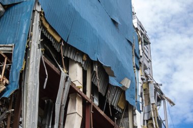 Kharkiv, Ukrayna, 2 Eylül 2024 Rus saldırısından sonra bir alışveriş merkezine. Patlama, cam ve metal parçalarını her yöne uçurdu. Bu da ikincil hasara yol açtı..