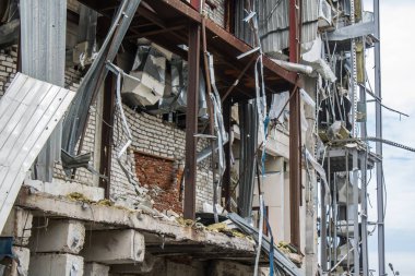 Kharkiv, Ukrayna, 2 Eylül 2024 Rus saldırısından sonra bir alışveriş merkezine. Patlama, cam ve metal parçalarını her yöne uçurdu. Bu da ikincil hasara yol açtı..