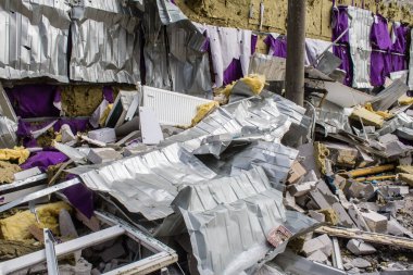 Kharkiv, Ukrayna, 2 Eylül 2024 Rus saldırısından sonra bir alışveriş merkezine. Patlama, cam ve metal parçalarını her yöne uçurdu. Bu da ikincil hasara yol açtı..