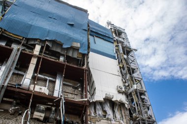 Kharkiv, Ukrayna, 2 Eylül 2024 Rus saldırısından sonra bir alışveriş merkezine. Patlama, cam ve metal parçalarını her yöne uçurdu. Bu da ikincil hasara yol açtı..