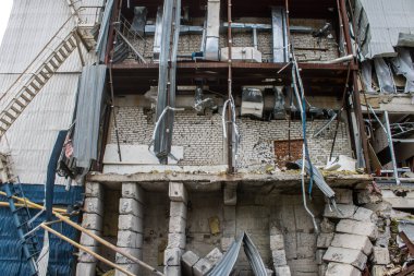 Kharkiv, Ukrayna, 2 Eylül 2024 Rus saldırısından sonra bir alışveriş merkezine. Patlama, cam ve metal parçalarını her yöne uçurdu. Bu da ikincil hasara yol açtı..