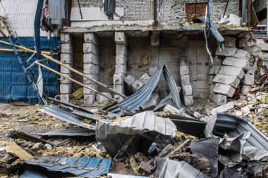 Kharkiv, Ukrayna, 2 Eylül 2024 Rus saldırısından sonra bir alışveriş merkezine. Patlama, cam ve metal parçalarını her yöne uçurdu. Bu da ikincil hasara yol açtı..
