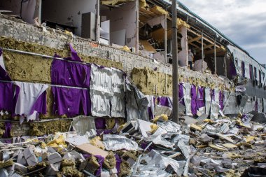 Kharkiv, Ukrayna, 2 Eylül 2024 Rus saldırısından sonra bir alışveriş merkezine. Patlama, cam ve metal parçalarını her yöne uçurdu. Bu da ikincil hasara yol açtı..