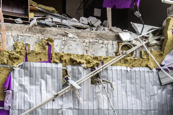 Kharkiv, Ukrayna, 2 Eylül 2024 Rus saldırısından sonra bir alışveriş merkezine. Patlama, cam ve metal parçalarını her yöne uçurdu. Bu da ikincil hasara yol açtı..