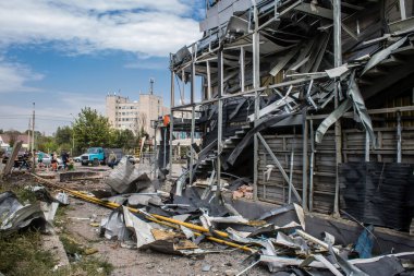 Kharkiv, Ukrayna, 2 Eylül 2024 Rus saldırısından sonra bir alışveriş merkezine. Patlama, cam ve metal parçalarını her yöne uçurdu. Bu da ikincil hasara yol açtı..