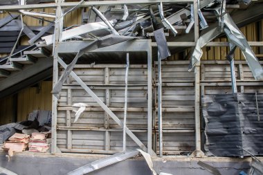 Kharkiv, Ukrayna, 2 Eylül 2024 Rus saldırısından sonra bir alışveriş merkezine. Patlama, cam ve metal parçalarını her yöne uçurdu. Bu da ikincil hasara yol açtı..