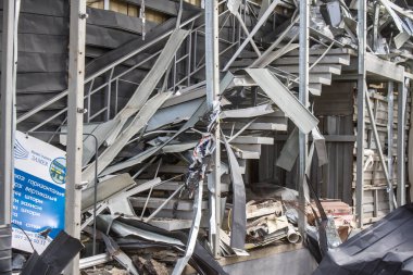 Kharkiv, Ukrayna, 2 Eylül 2024 Rus saldırısından sonra bir alışveriş merkezine. Patlama, cam ve metal parçalarını her yöne uçurdu. Bu da ikincil hasara yol açtı..