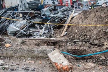 Kharkiv, Ukrayna, 2 Eylül 2024 Rus saldırısından sonra bir alışveriş merkezine. Patlama, cam ve metal parçalarını her yöne uçurdu. Bu da ikincil hasara yol açtı..