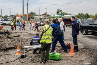 Kharkiv, Ukrayna, 2 Eylül 2024 Rus saldırısından sonra bir alışveriş merkezine. Patlama, cam ve metal parçalarını her yöne uçurdu. Bu da ikincil hasara yol açtı..