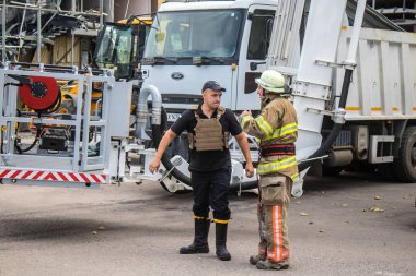 Kharkiv, Ukrayna, 2 Eylül 2024 Rus saldırısından sonra bir alışveriş merkezine. Patlama, cam ve metal parçalarını her yöne uçurdu. Bu da ikincil hasara yol açtı..