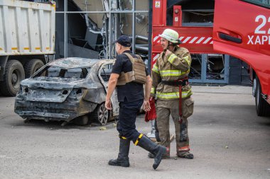 Kharkiv, Ukrayna, 2 Eylül 2024 Rus saldırısından sonra bir alışveriş merkezine. Patlama, cam ve metal parçalarını her yöne uçurdu. Bu da ikincil hasara yol açtı..