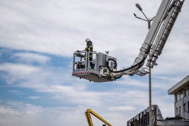 Kharkiv, Ukrayna, 2 Eylül 2024 Rus saldırısından sonra bir alışveriş merkezine. Patlama, cam ve metal parçalarını her yöne uçurdu. Bu da ikincil hasara yol açtı..