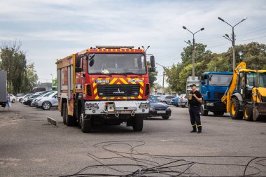 Kharkiv, Ukrayna, 2 Eylül 2024 Rus saldırısından sonra bir alışveriş merkezine. Patlama, cam ve metal parçalarını her yöne uçurdu. Bu da ikincil hasara yol açtı..