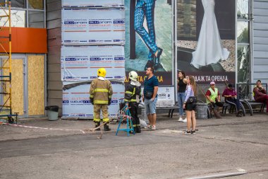 Kharkiv, Ukrayna, 2 Eylül 2024 Rus saldırısından sonra bir alışveriş merkezine. Patlama, cam ve metal parçalarını her yöne uçurdu. Bu da ikincil hasara yol açtı..
