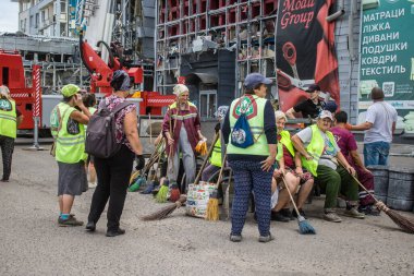 Kharkiv, Ukrayna, 2 Eylül 2024 Rus saldırısından sonra bir alışveriş merkezine. Patlama, cam ve metal parçalarını her yöne uçurdu. Bu da ikincil hasara yol açtı..