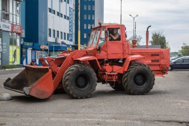 Kharkiv, Ukrayna, 2 Eylül 2024 Rus saldırısından sonra bir alışveriş merkezine. Patlama, cam ve metal parçalarını her yöne uçurdu. Bu da ikincil hasara yol açtı..