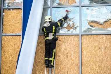 Kharkiv, Ukrayna, 2 Eylül 2024 Rus saldırısından sonra bir alışveriş merkezine. Patlama, cam ve metal parçalarını her yöne uçurdu. Bu da ikincil hasara yol açtı..