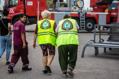 Kharkiv, Ukrayna, 2 Eylül 2024 Rus saldırısından sonra bir alışveriş merkezine. Patlama, cam ve metal parçalarını her yöne uçurdu. Bu da ikincil hasara yol açtı..