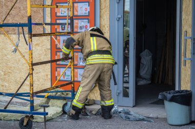 Kharkiv, Ukrayna, 2 Eylül 2024 Rus saldırısından sonra bir alışveriş merkezine. Patlama, cam ve metal parçalarını her yöne uçurdu. Bu da ikincil hasara yol açtı..