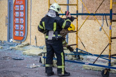 Kharkiv, Ukrayna, 2 Eylül 2024 Rus saldırısından sonra bir alışveriş merkezine. Patlama, cam ve metal parçalarını her yöne uçurdu. Bu da ikincil hasara yol açtı..