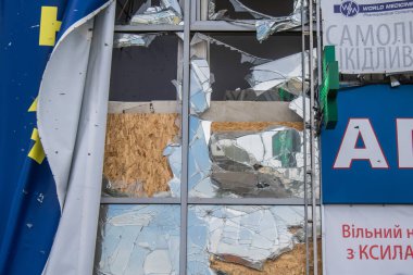 Kharkiv, Ukrayna, 2 Eylül 2024 Rus saldırısından sonra bir alışveriş merkezine. Patlama, cam ve metal parçalarını her yöne uçurdu. Bu da ikincil hasara yol açtı..