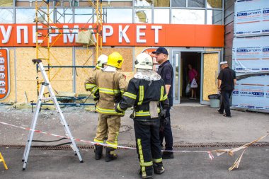 Kharkiv, Ukrayna, 2 Eylül 2024 Rus saldırısından sonra bir alışveriş merkezine. Patlama, cam ve metal parçalarını her yöne uçurdu. Bu da ikincil hasara yol açtı..