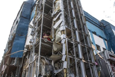 Kharkiv, Ukrayna, 2 Eylül 2024 Rus saldırısından sonra bir alışveriş merkezine. Patlama, cam ve metal parçalarını her yöne uçurdu. Bu da ikincil hasara yol açtı..