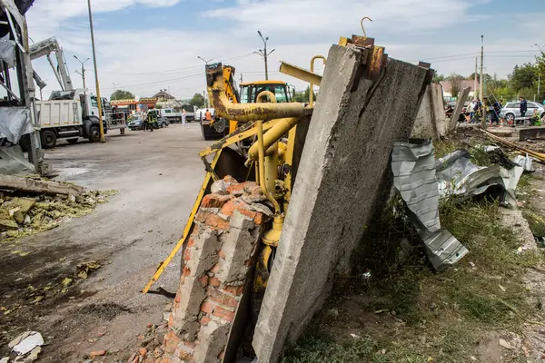 Kharkiv, Ukrayna, 2 Eylül 2024 Rus saldırısından sonra bir alışveriş merkezine. Patlama, cam ve metal parçalarını her yöne uçurdu. Bu da ikincil hasara yol açtı..