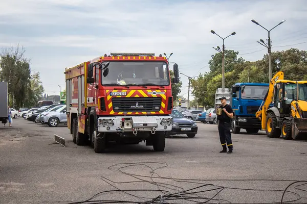 Kharkiv, Ukrayna, 2 Eylül 2024 Rus saldırısından sonra bir alışveriş merkezine. Patlama, cam ve metal parçalarını her yöne uçurdu. Bu da ikincil hasara yol açtı..