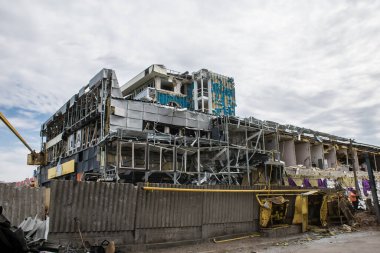 Kharkiv, Ukrayna, 2 Eylül 2024 Rus saldırısından sonra bir alışveriş merkezine. Patlama, cam ve metal parçalarını her yöne uçurdu. Bu da ikincil hasara yol açtı..