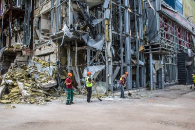 Kharkiv, Ukrayna, 2 Eylül 2024 Rus saldırısından sonra bir alışveriş merkezine. Patlama, cam ve metal parçalarını her yöne uçurdu. Bu da ikincil hasara yol açtı..