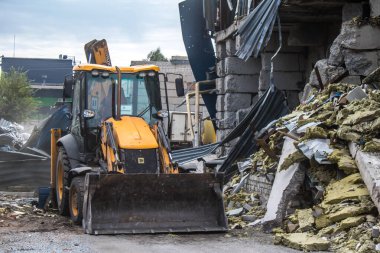 Kharkiv, Ukrayna, 2 Eylül 2024 Rus saldırısından sonra bir alışveriş merkezine. Patlama, cam ve metal parçalarını her yöne uçurdu. Bu da ikincil hasara yol açtı..