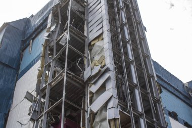 Kharkiv, Ukrayna, 2 Eylül 2024 Rus saldırısından sonra bir alışveriş merkezine. Patlama, cam ve metal parçalarını her yöne uçurdu. Bu da ikincil hasara yol açtı..