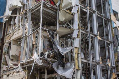 Kharkiv, Ukrayna, 2 Eylül 2024 Rus saldırısından sonra bir alışveriş merkezine. Patlama, cam ve metal parçalarını her yöne uçurdu. Bu da ikincil hasara yol açtı..