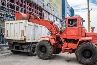 Kharkiv, Ukrayna, 2 Eylül 2024 Rus saldırısından sonra bir alışveriş merkezine. Patlama, cam ve metal parçalarını her yöne uçurdu. Bu da ikincil hasara yol açtı..