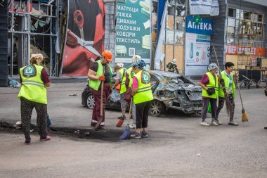 Kharkiv, Ukrayna, 2 Eylül 2024 Rus saldırısından sonra bir alışveriş merkezine. Patlama, cam ve metal parçalarını her yöne uçurdu. Bu da ikincil hasara yol açtı..