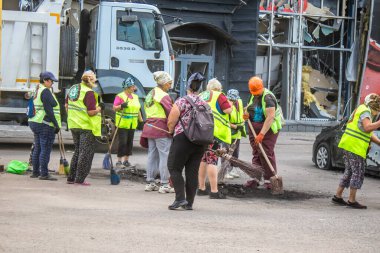Kharkiv, Ukrayna, 2 Eylül 2024 Rus saldırısından sonra bir alışveriş merkezine. Patlama, cam ve metal parçalarını her yöne uçurdu. Bu da ikincil hasara yol açtı..