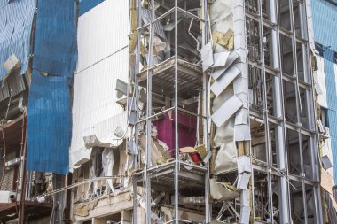 Kharkiv, Ukrayna, 2 Eylül 2024 Rus saldırısından sonra bir alışveriş merkezine. Patlama, cam ve metal parçalarını her yöne uçurdu. Bu da ikincil hasara yol açtı..